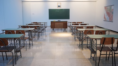 Préparation d'une salle de classe de langue japonaise